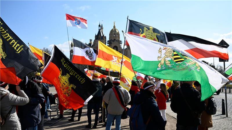 „Königreich Deutschland“ verboten – Gründer in U-Haft Im März hatten sich Hunderte Menschen aus der sogenannten Reichsbürgerszene vor dem Schweriner Schloss versammelt. (Archivbild)