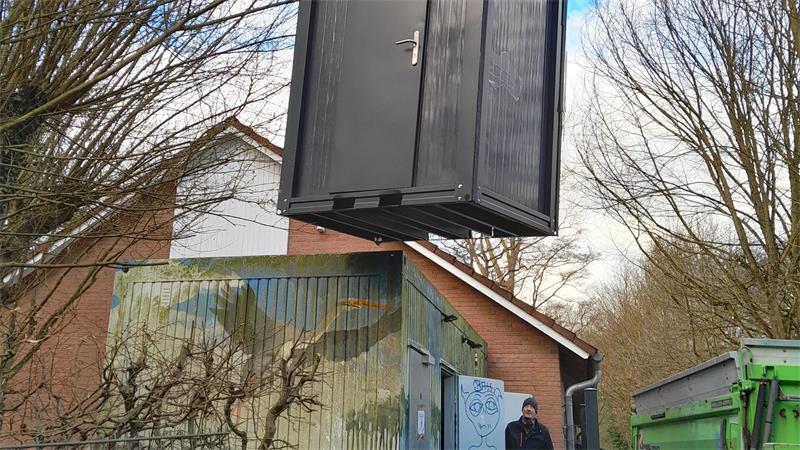 Nach Vandalismus: Toiletten auf der Erleninsel in Stade wieder geöffnet Im März wurde ein zusätzlicher Container angeliefert; er enthält das Pissoir.