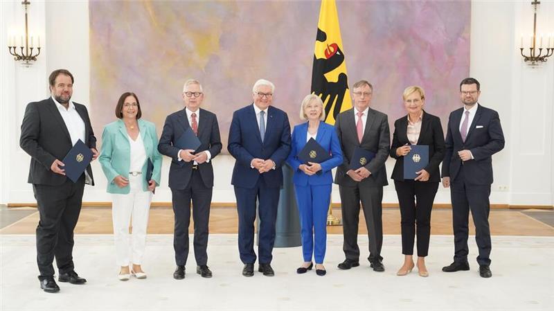 Im Mai 2022 ernannte Bundespräsident Frank-Walter Steinmeier in Anwesenheit des damaligen Bundesjustizministers, Marco Buschmann (FDP), Malte Spitz (l-r), Kerstin Müller, Lutz Goebel, Gudrun Grieser, Reinhard Göhner und Andrea Wicklein als neue Mitglieder des Nationalen Normenkontrollrates.