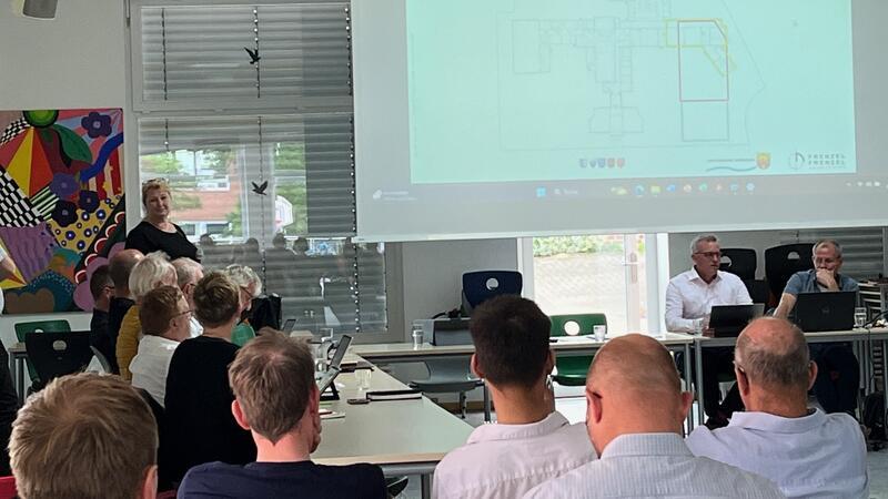 Im Mai 2024 gab Architektin Astrid Richter im Bauausschuss Einblicke in die Baupläne für die Grundschule Horneburg.