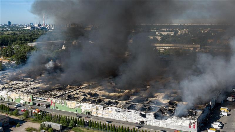 Litauen: Russischer Geheimdienst hinter Brandanschlag Im Mai 2024 stand ein Einkaufszentrum in Warschau in Flammen. Litauische Ermittler sehen jetzt Verbindungen zwischen festgenommenen Tatverdächtigen und Brandanschlägen in Polen. (Archivbild)