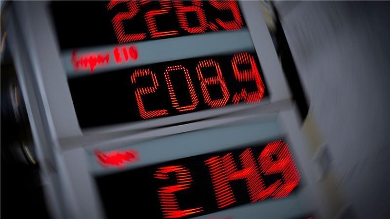 Im Mai und Juni soll Sprit durch eine Steuersenkung günstiger werden. (Archivbild)