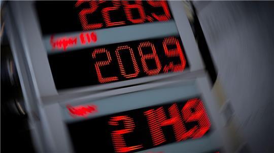 Im Mai und Juni soll Sprit durch eine Steuersenkung günstiger werden. (Archivbild)