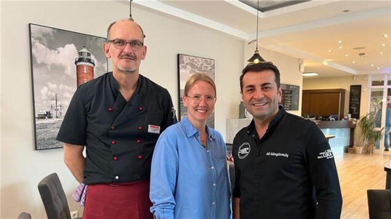 „Mein Lokal, dein Lokal“: Fünf Restaurants aus dem Kreis Cuxhaven treten gegeneinander an Im "MarC 5" in Cadenberge traf deutsche Küche auf moderne Gemütlichkeit und saisonale Ideen. Als "Testesser" begrüßten Dominique Weber und ihr Team Ali Güngörmüs (rechts).