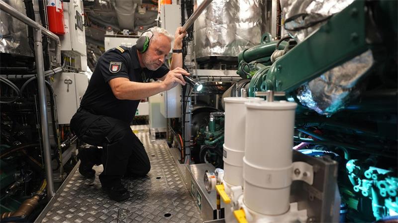 Das Revier der Wasserschutzpolizei reicht über Stade bis in die Nordsee Im Maschinenraum des Schiffs findet sich wegen des Hybridantriebs viel Elektronik. (Archivbild)