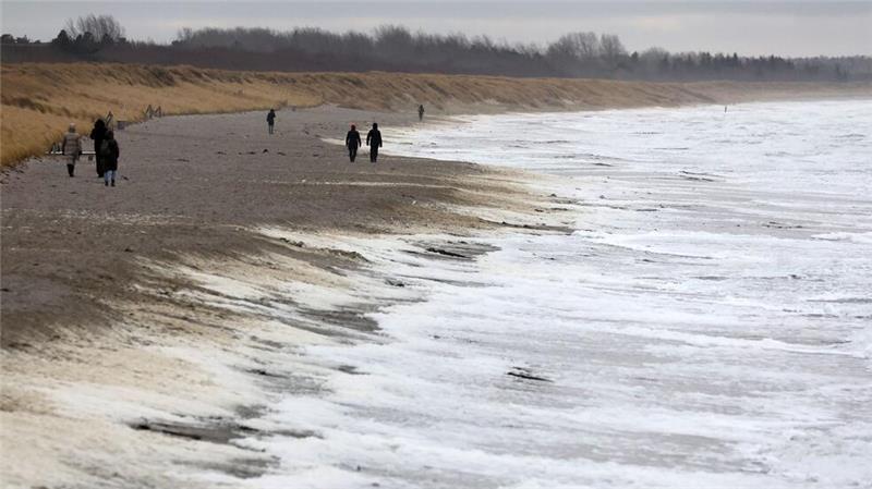 Im Meeresschaum finden sich PFAS-Chemikalien. Für Spaziergänger ist das keine Gefahr. (Archivbild)