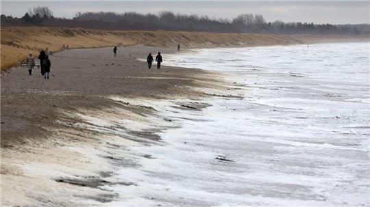 Im Meeresschaum finden sich PFAS-Chemikalien. Für Spaziergänger ist das keine Gefahr. (Archivbild)