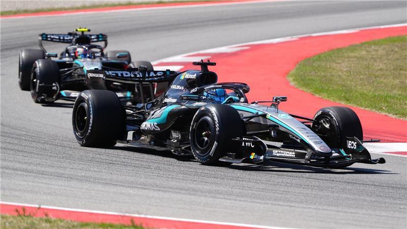 Mit Mittelfinger: Hamilton fordert Antonelli zum Titelduell Im Mercedes-Stallduell muss George Russell (vorn) womöglich bald Kimi Russell die Vorfahrt gewähren.