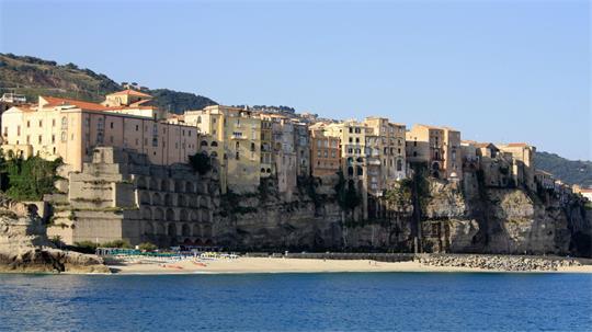 Im Mittelmeer vor der Stadt Tropea stirbt ein Deutscher bei einem Tauchausflug. (Archivbild)