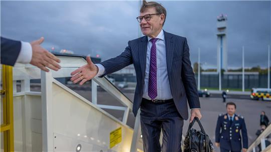 Johann Wadephul (CDU), Außenminister, steigt am Flughafen in ein Flugzeug um in die Türkei zu fliegen.