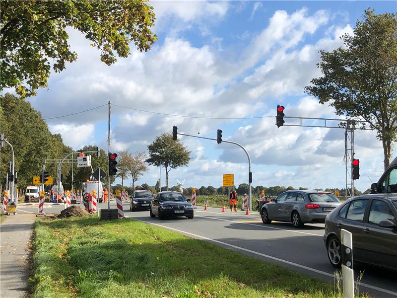 Neue Ampel bremst den Verkehr an der B 73-Kreuzung Im Moment verursacht die Bauphase an der B73 noch Stau, das soll mit Installierung der fertigen Ampel Geschichte sein. Foto: Klempow.