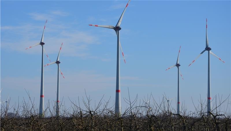 Im Moor auf Höhe des Ortskerns von Drochtersen steht dieser Windpark mit 194 Meter hohen Windrädern. Foto Archiv