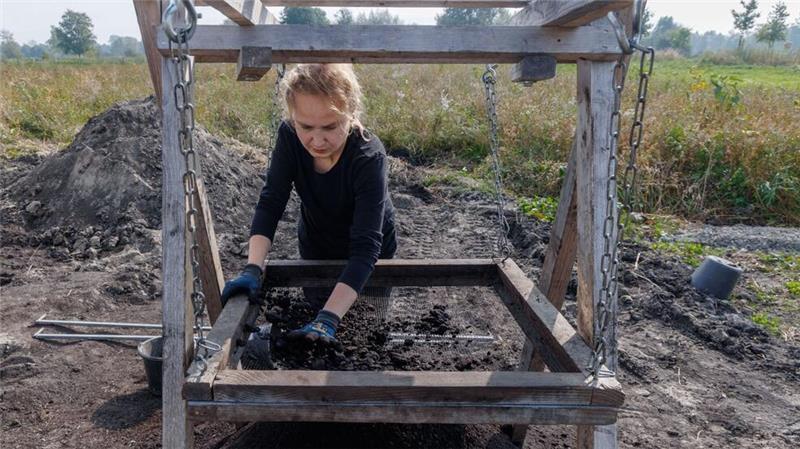 Rund 10.500 Jahre altes Paddel-Bruchstück entdeckt Im Moor haben die Archäologinnen und Archäologen reichlich Funde gemacht.