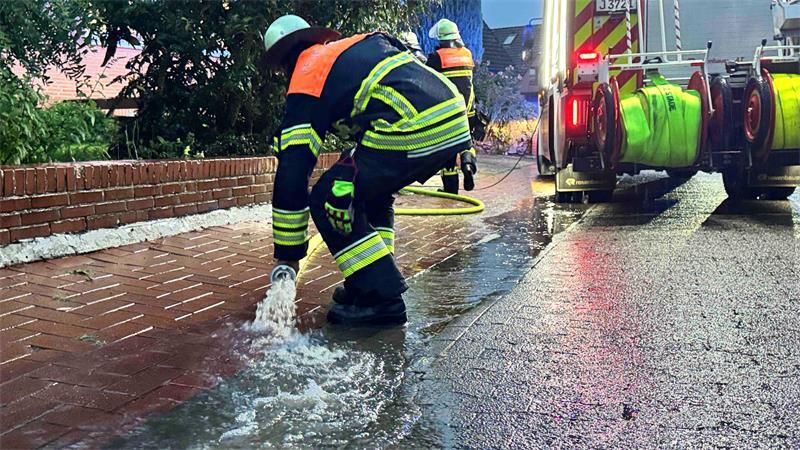 Im Morellenweg in Jork flutete Regenwasser mehrere Keller und Garagen.