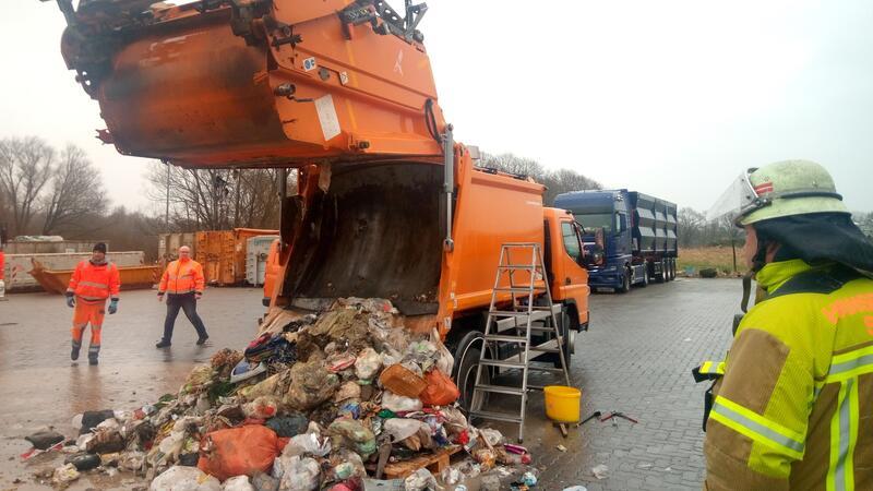 Im Müllfahrzeug brannte das Stromkabel zur Bedienung der Hydraulik durch.