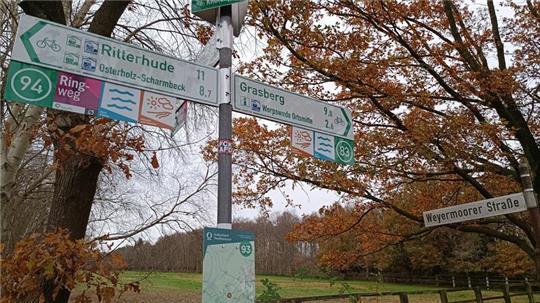 Im Nachbarlandkreis Osterholz läuft das Knotenpunktsystem seit 2023. Die grünen Tafeln mit Nummern fungieren als Orientierungspunkte. Unten gibt es eine Karte, auf der die Punkte abgebildet sind.