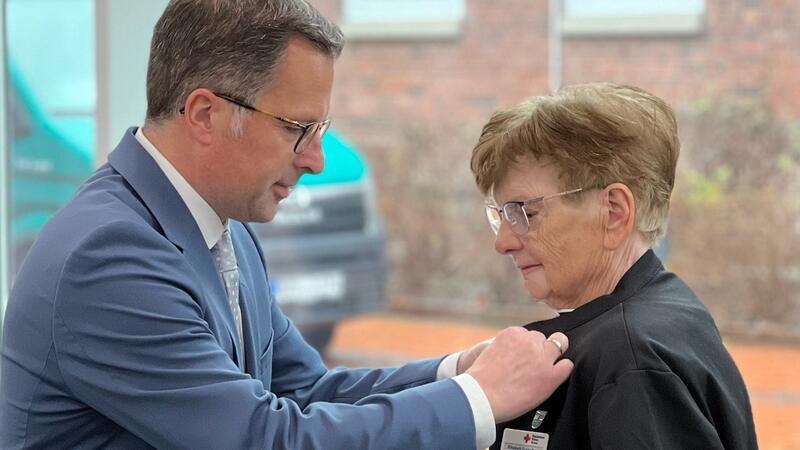 Altländerin mit Herz: Elisabeth Eckhoff erhält das Bundesverdienstkreuz Im Namen des Bundespräsidenten Frank-Walter Steinmeier würdigte der Landrat das Engament von Elisabeth Eckhoff für das DRK.