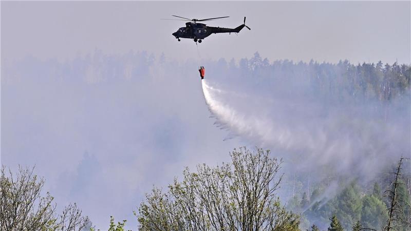 Im Nationalpark Böhmische Schweiz kämpft man mit Hilfe von Hubschraubern gegen die Flammen. Bald soll es aber regnen.