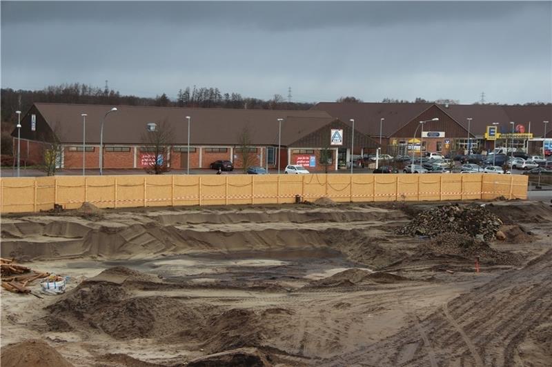 Im Neu Wulmstorfer Norden baut HBI gerade das neue urbane Quartier mit Wohnungen, Gewerbe und Kita . Gegenüber liegt das kleine Nahversorgungszentrum. Auch seinen Markt in den Wulmstorfer Wiesen möchte Aldi abreißen und größer neu bauen. Do