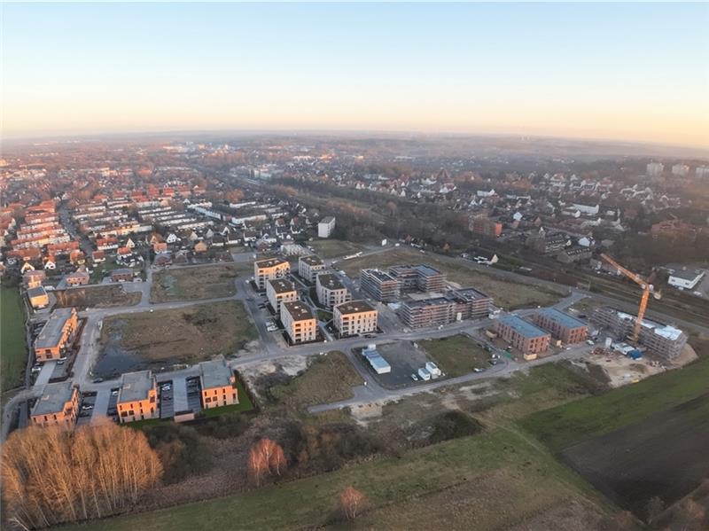 Im Neubaugebiet Giselbertstraße im Buxtehuder Westen wird seit zweieinhalb Jahren gebaut. Explodierende Baukosten haben auch hier zu Verzögerungen geführt. Foto: Matthias Schneider