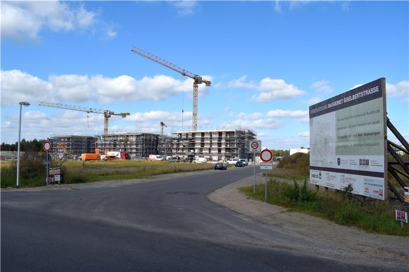 Im Neubaugebiet Giselbertstraße wird mit hohem Tempo gebaut. Die ersten Bewohner sollen im März 2022 einziehen. Foto: Wisser