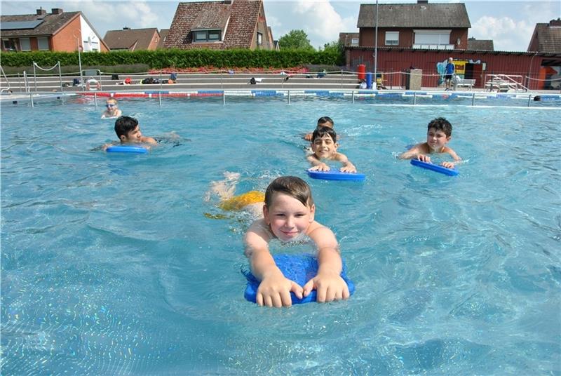Im Nichtschwimmerbecken des Horneburger Freibads lernen die Kinder die Schwimmbewegungen und üben Bewegungsabläufe ein. Fotos: Lohmann