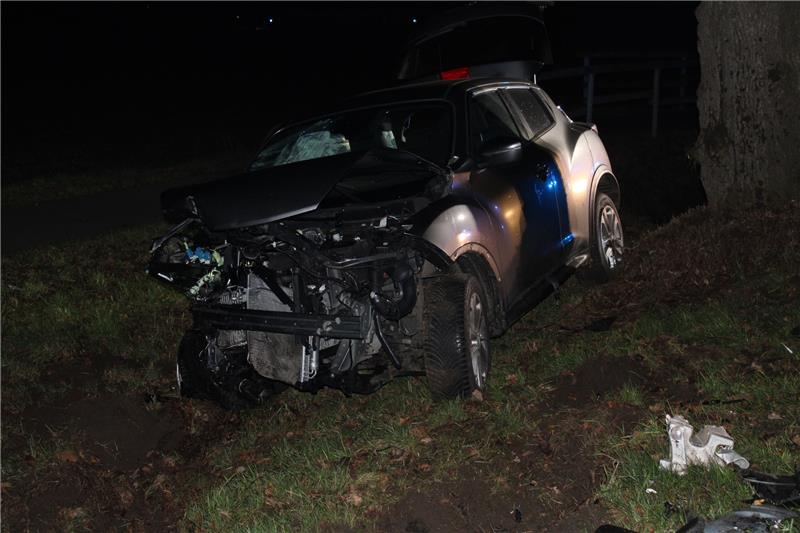 Frontalzusammenstoß in Ohrensen: Zwei Erwachsene und drei Kinder verletzt Im Nissan Juke saßen eine Mutter und drei Kinder. Foto: Klensang/Feuerwehr