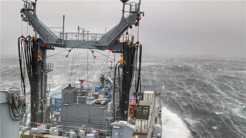 Weihnachtsstimmung auf der „Berlin“ mit Grinch und Stollen Im Nordatlantik musste die Besatzung der „Berlin“ teils durch raue See und Nebel fahren.