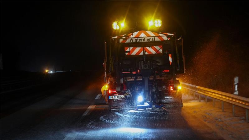 Im Norden bleibt es glatt und frostig, Streufahrzeuge sind unterwegs. (Symbolbild)