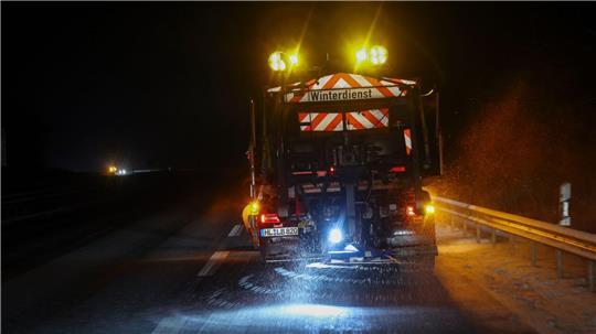Im Norden bleibt es glatt und frostig, Streufahrzeuge sind unterwegs. (Symbolbild)