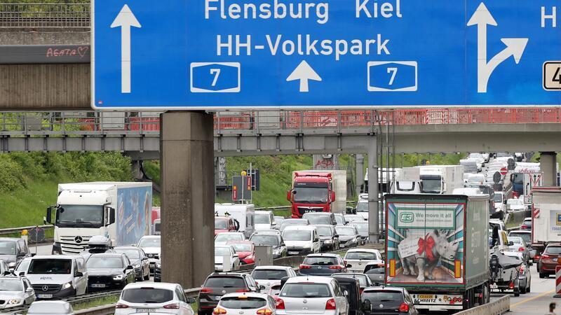Im Norden kommt es auf mehreren Autobahnen zu stockendem Verkehr und Stau. (Symbolbild)