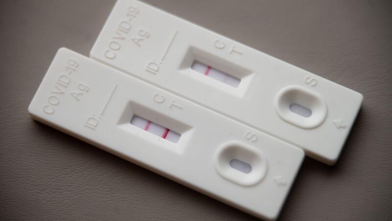 Im Norden stecken sich wieder zunehmend mehr Menschen mit Corona an. (Archivbild)