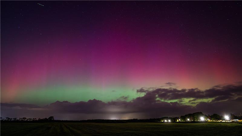 Im Norden - wie hier von Schleswig-Holstein aus - könnten in der Nacht wieder Polarlichter zu sehen sein. (Archivbild) 