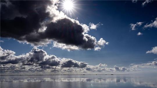 Im Nordosten Deutschlands bleibt es bis zum Wochenende noch sonnig - dann zieht der Regen ein. (Symbolbild)