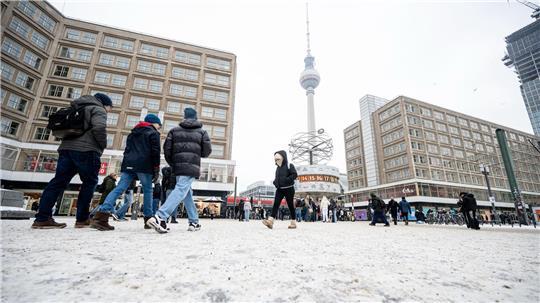 Im Nordosten Deutschlands - wie hier in Berlin - bleibt es kalt.