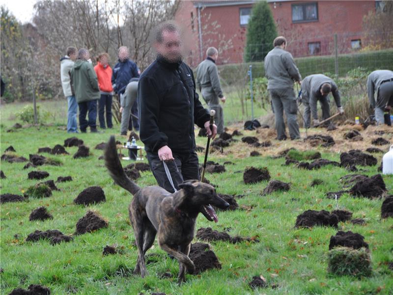 Frau aus Hechthausen spurlos verschwunden - „Cold Case“ heute Thema in ZDF-Sendung Im November 2009 gab es eine groß angelegte Suchaktion in Hechthausen. Spürhunde waren im Einsatz, um nach möglichen Hinweisen auf einen Leichenfund zu suchen. Um ihre Arbeit zu erleichtern, waren rund 1000 Löcher auf dem Grundstück am Haus von Nancy Köhn und deren Partner gegraben worden. Doch auch diese die Aktion brachte keinen Erfolg. Archivfoto: Unruh