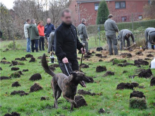 Im November 2009 gab es eine groß angelegte Suchaktion in Hechthausen. Spürhunde waren im Einsatz, um nach möglichen Hinweisen auf einen Leichenfund zu suchen. Um ihre Arbeit zu erleichtern, waren rund 1000 Löcher auf dem Grundstück am Haus von Nancy Köhn und deren Partner gegraben worden. Doch auch diese die Aktion brachte keinen Erfolg. Archivfoto: Unruh