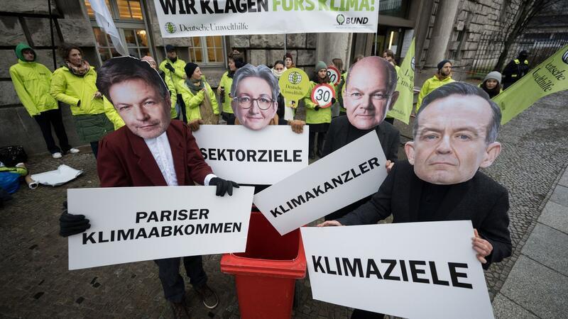 Urteil nach Klima-Klagen gegen Bundesregierung noch heute Im November 2023 hatte das OVG Berlin-Brandenburg geurteilt, dass die Regierung ein Klima-Sofortprogramm in den Sektoren Verkehr und Gebäude auflegen muss.
