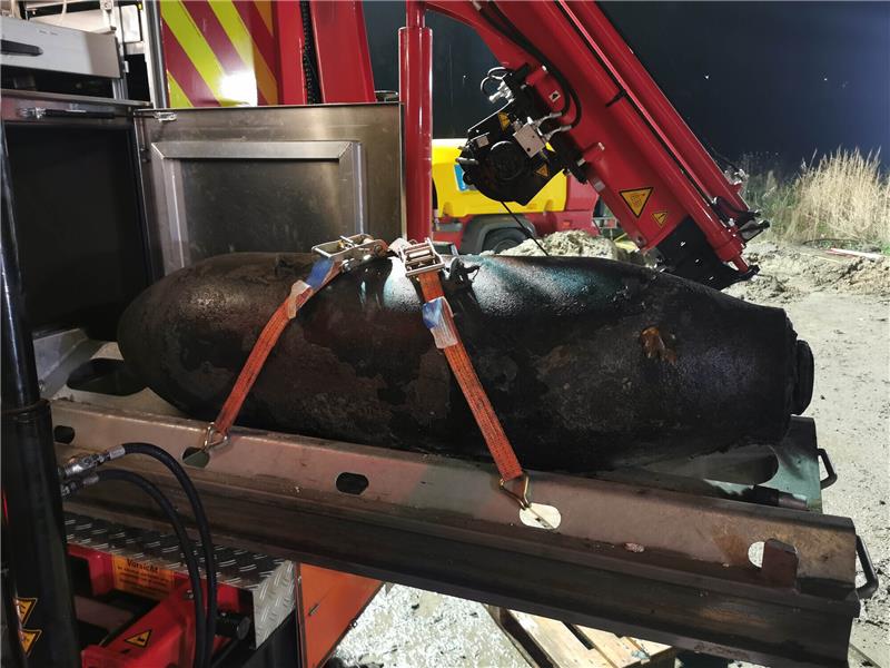 Bombe in Wilhelmsburg entschärft: S-Bahn fährt wieder Im November hatte die Entschärfung einer 1000-Pfund-Fliegerbombe aus dem Zweiten Weltkrieg in Hamburg-Wilhelmsburg zu erheblichen Behinderungen im Feierabendverkehr geführt. Foto: Steven Hutchings/dpa