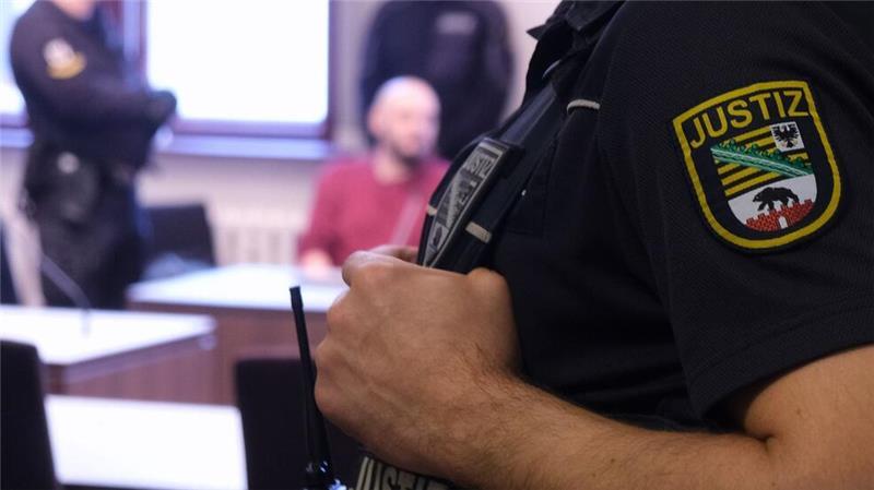 Nach Tod eines Kleinkinds - Vater in Fesseln vor Gericht Im November und Dezember soll aufgearbeitet werden, wie es zu dieser Tat kommen konnte.