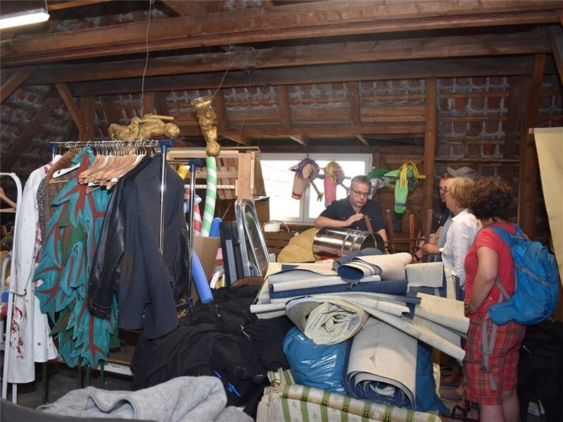 Ein Mehrgenerationenhaus für Jork Im Obergeschoss der Altländer Festhalle in Jork könnte das Jugendzentrum „Woodstock“ einziehen. Juz-Leiter Gerd Hallekamp (links) führt die Vereinsvertreter und Politiker beim Workshop der Gemeinde durch die sanierungsbedürftigen Räume. Die
