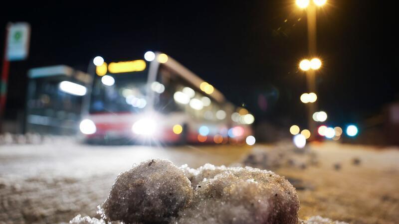 Im ÖPNV kommt es wegen des Wetters zu Verspätungen und Ausfällen.