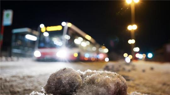 Im ÖPNV kommt es wegen des Wetters zu Verspätungen und Ausfällen.