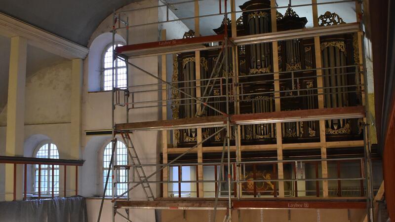 Im Oktober 2020 war die Orgel - vor der Renovierung - staubdicht - eingehaust worden.
