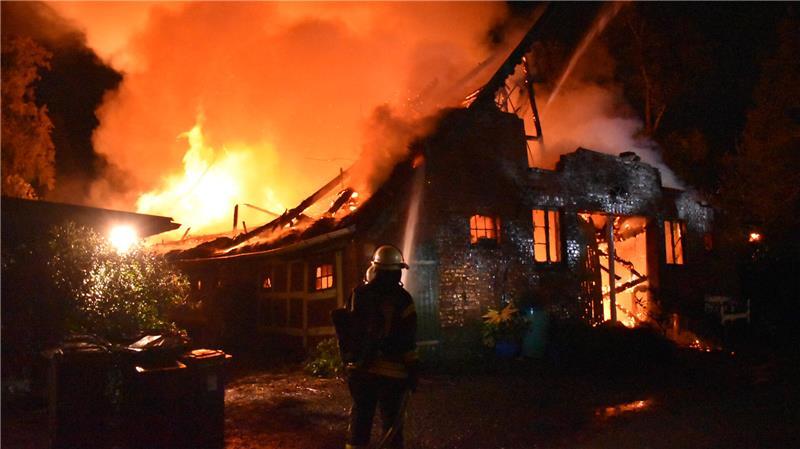 Im Oktober 2021 brennt in Buxtehude in der Sonnentaustraße ein Reetdachhaus komplett nieder.