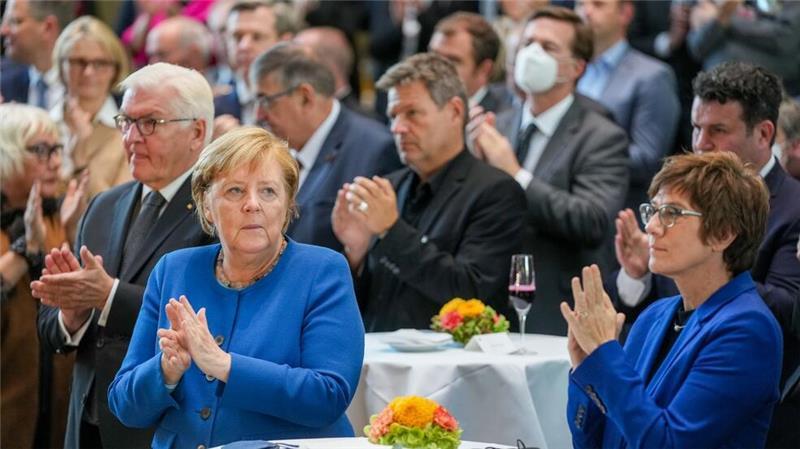 Seehofer, Scholz und Merkel Zeugen im Afghanistan-Ausschuss Im Oktober 2021 lud der Bundestagspräsident zu einem Empfang zum Ende des Afghanistan-Einsatzes ein. Bundespräsident Frank-Walter Steinmeier, Bundeskanzlerin Angela Merkel (CDU), Robert Habeck, damals Bundesvorsitzender der Grünen, Annegret Kramp-Karrenbauer (CDU), damals Bundesministerin der Verteidigung, und Hubertus Heil (SPD), Bundesminister für Arbeit und Soziales, zählten zu den Teilnehmern. (Archivfoto)