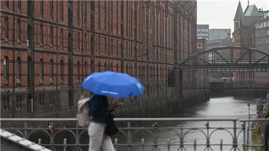 Nass statt golden: trübes Oktoberwetter in Hamburg Im Oktober regnete es laut DWD in Hamburg rund doppelt so viel wie im langjährigen Mittel. (Archivfoto)