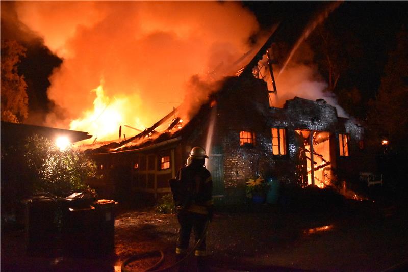 Im Oktober vergangenen Jahres brannte in Buxtehude in der Sonnentaustraße ein Reetdachhaus komplett nieder. Archivfoto: Vasel