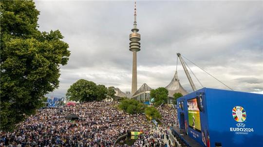 Im Olympiapark liegt die Bühne der offiziellen Fanzone.