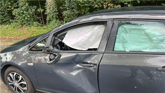 Im Opel Astra der 82-Jährigen lösten die Airbags aus. Die Frau kam ins Krankenhaus.